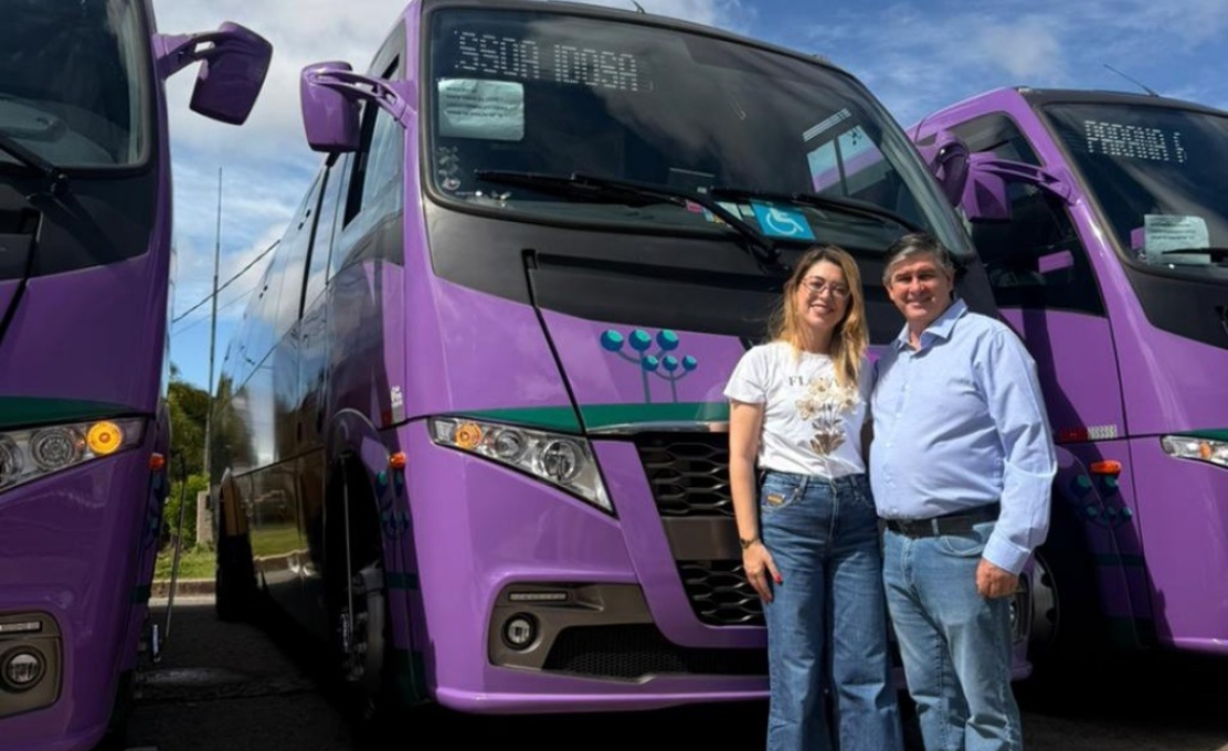 CONTEMPLAÇÃO DE UM ÔNIBUS ADAPTADO PARA PESSOAS IDOSAS.