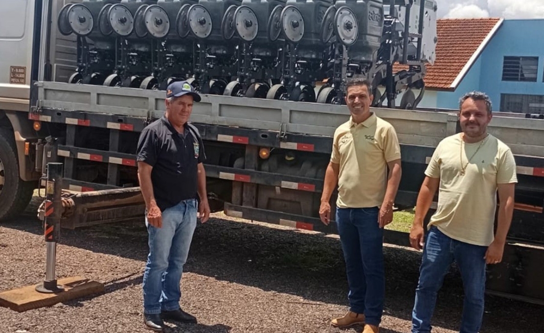 Aquisição de uma plantadeira de 7 linhas.