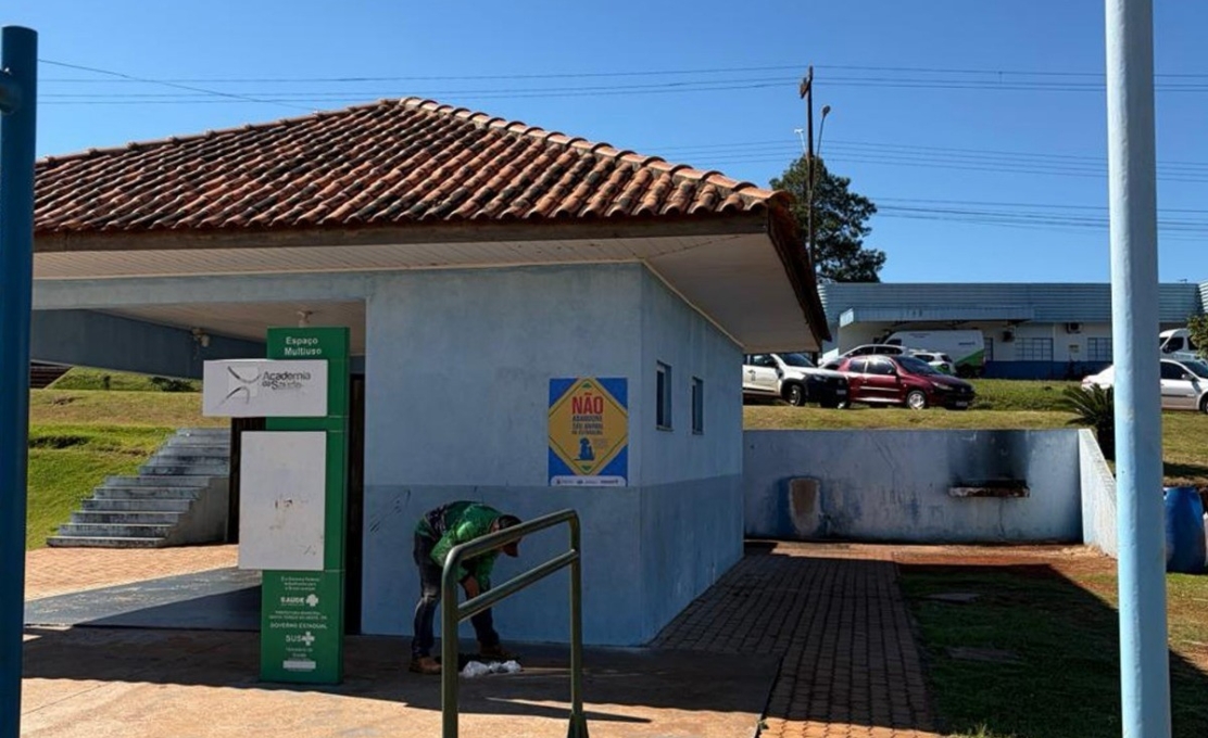 Placas de conscientização em locais públicos do município, reforçando a orientação de qu...