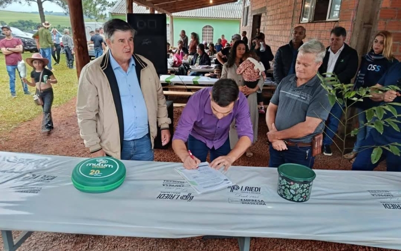  Entrega de um trator para a Associação do Assentamento Sepé Tiaraju