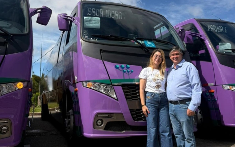 CONTEMPLAÇÃO DE UM ÔNIBUS ADAPTADO PARA PESSOAS IDOSAS.