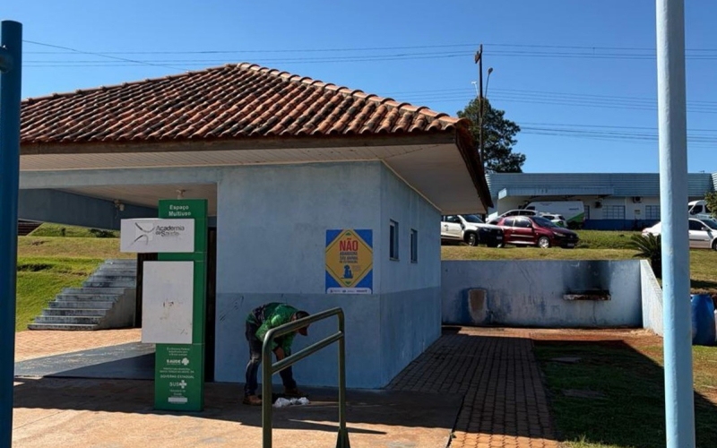 Placas de conscientização em locais públicos do município, reforçando a orientação de que abandono de animais é crime.