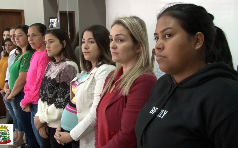 Prefeito Elio Marciniak faz a entrega de diplomas para formados, em um  convênio com a IFPR.