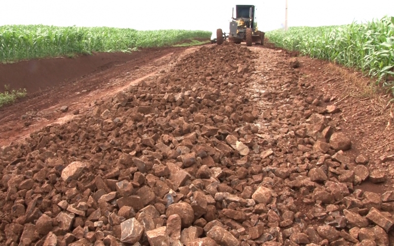 A Prefeitura Municipal de Santa Tereza do Oeste através do Prefeito Elio Marciniak, faz melhorias na estrada Sitio Bahia