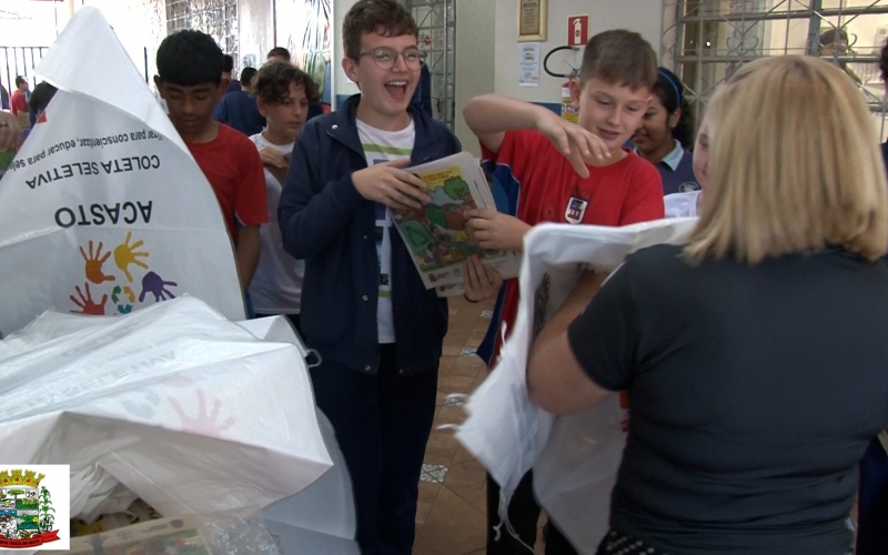 Palestra de conscientização nas escolas sobre a importância da reciclagem.