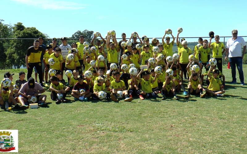  FC Cascavel e Prefeitura Municipal de Santa Tereza do Oeste entregaram presentes para as crianças.