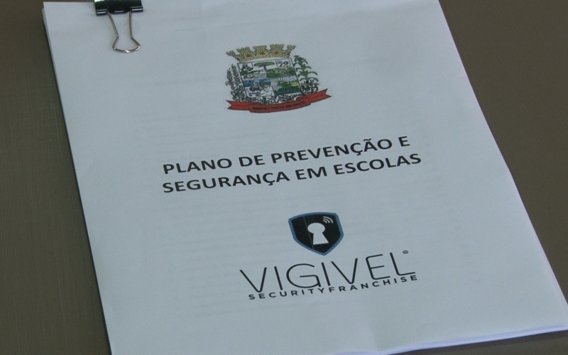 Santa Tereza do Oeste através do prefeito Elio Marcinak entrega o plano de prevenção e segurança nas escolas .